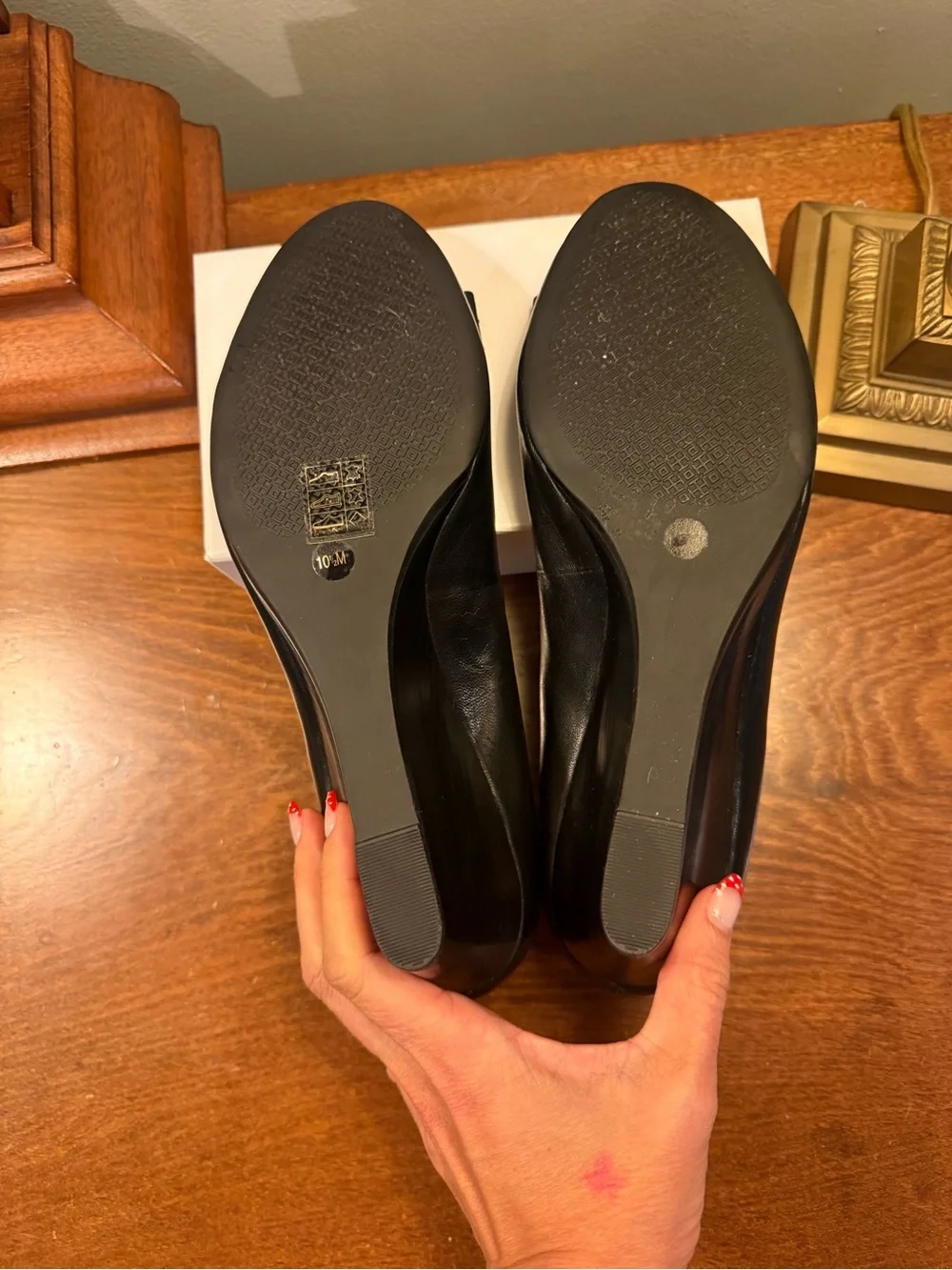 Tory Burch Black Leather Gold Gemini Link Bow Wedge Pumps Size 10.5
